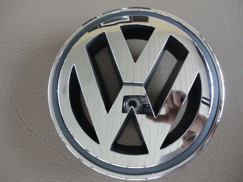 VW 05.5   10 VOLKSWAGEN JETTA V FRONT GRILLE EMBLEM NEW  