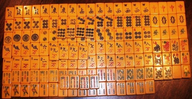 CARAMEL BAKELITE MAH JONG SET 1940 1950 VERY UNUSUAL CASE  