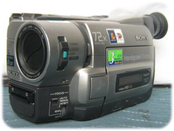 SONY CCD TRV75 VIDEO CAMERA RECORDER W/ LOTS OF EXTRAS  