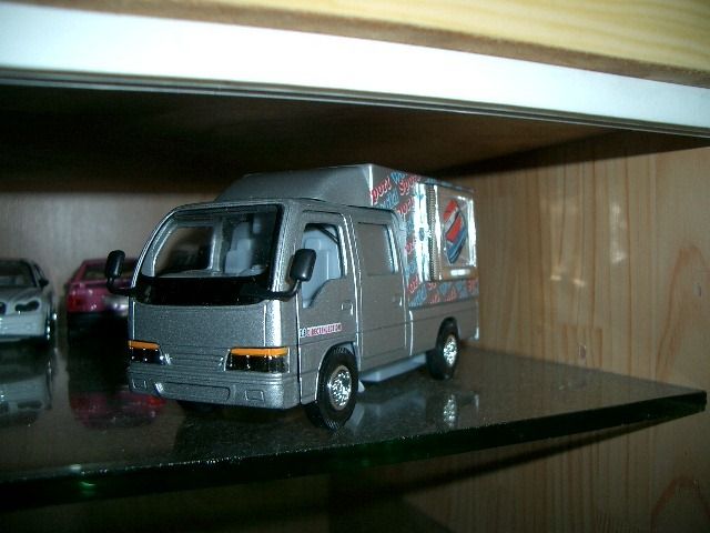 Isuzu NPR truck van toy car 1/43  