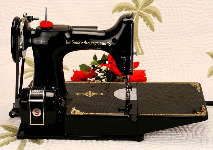   SINGER FEATHERWEIGHT Sewing Machine ~ 221 ~ Bear Artist Owner  